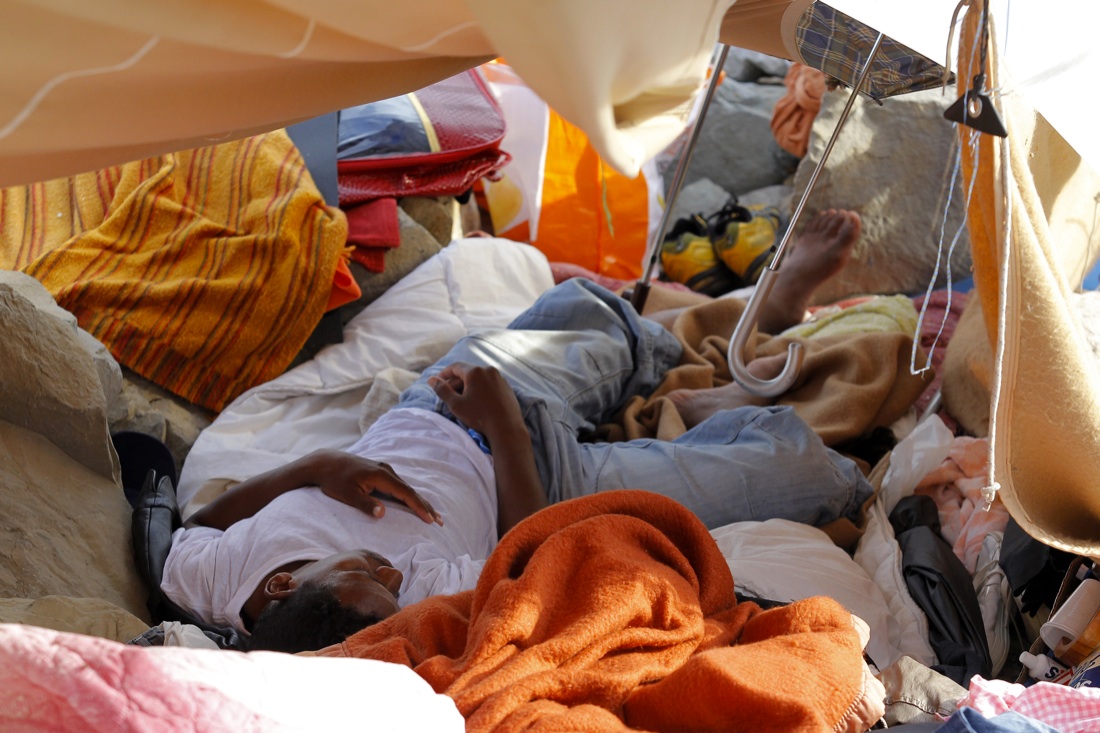 Ventimiglia, sgomberato il presidio dei migranti sugli scogli – Foto Ventimiglia, sgomberato il presidio dei migranti sugli scogli – Foto