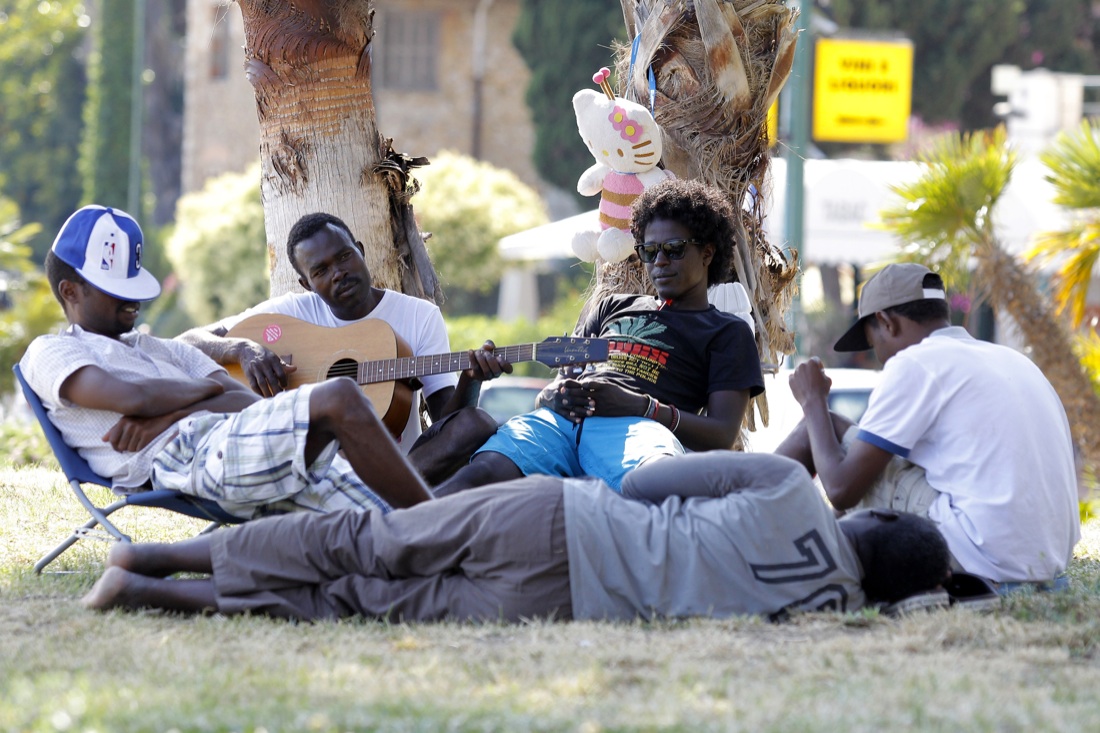 Ventimiglia, sgomberato il presidio dei migranti sugli scogli – Foto Ventimiglia, sgomberato il presidio dei migranti sugli scogli – Foto