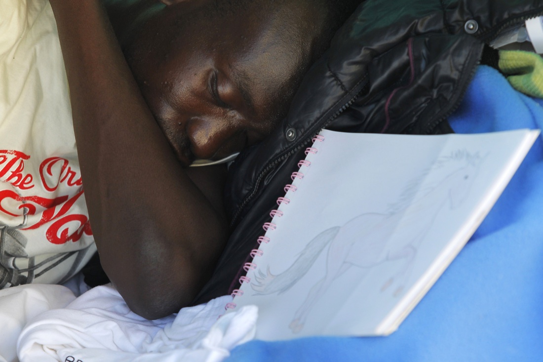 Ventimiglia, sgomberato il presidio dei migranti sugli scogli – Foto Ventimiglia, sgomberato il presidio dei migranti sugli scogli – Foto