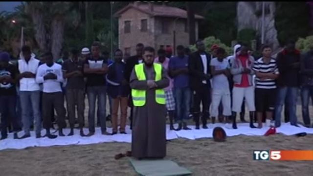 Ventimiglia, sgomberato il presidio dei migranti sugli scogli – Foto Ventimiglia, sgomberato il presidio dei migranti sugli scogli – Foto