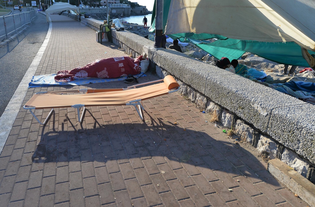 Ventimiglia, sgomberato il presidio dei migranti sugli scogli – Foto Ventimiglia, sgomberato il presidio dei migranti sugli scogli – Foto