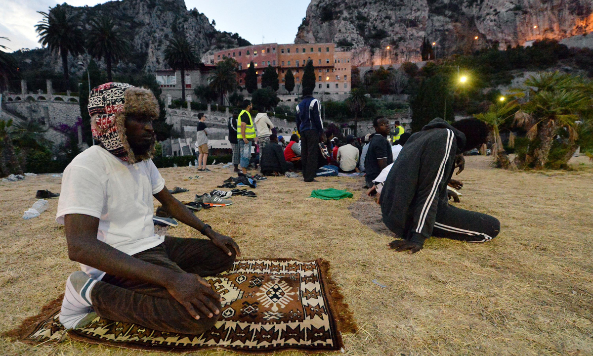 Ventimiglia, sgomberato il presidio dei migranti sugli scogli – Foto Ventimiglia, sgomberato il presidio dei migranti sugli scogli – Foto