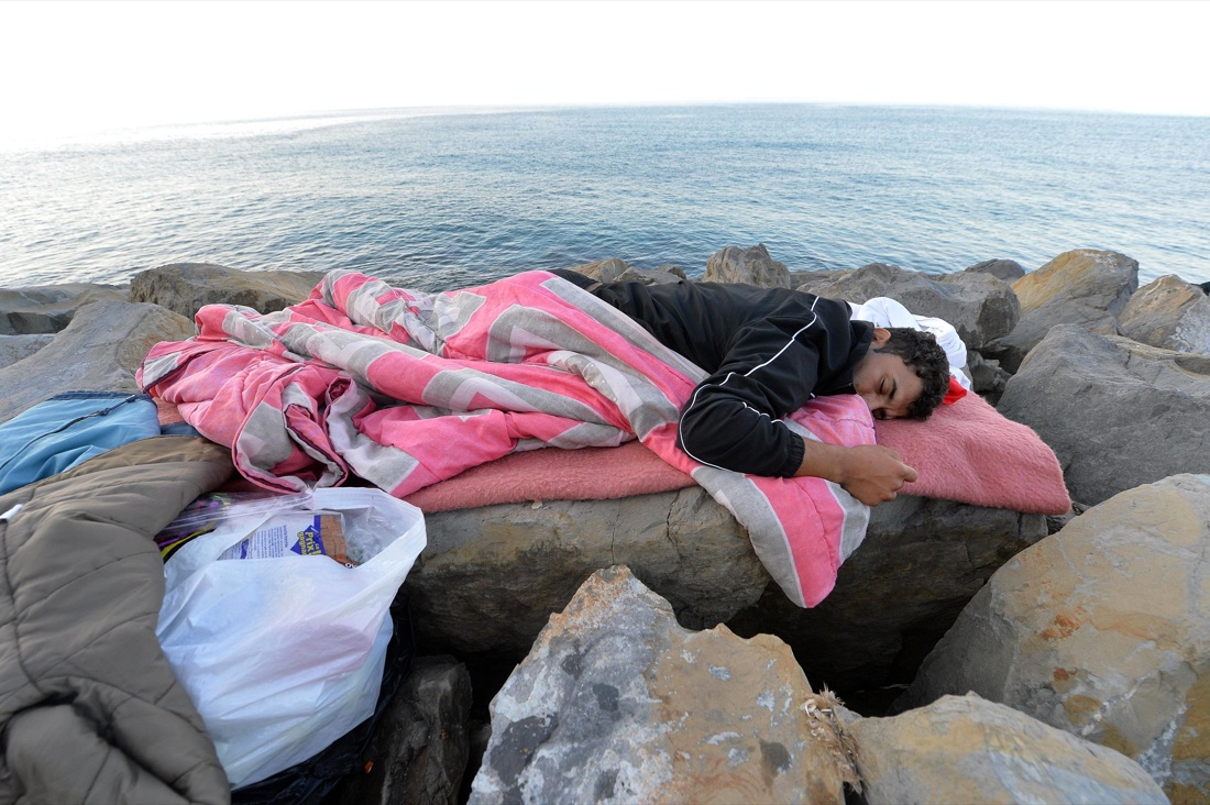 Ventimiglia, sgomberato il presidio dei migranti sugli scogli – Foto Ventimiglia, sgomberato il presidio dei migranti sugli scogli – Foto