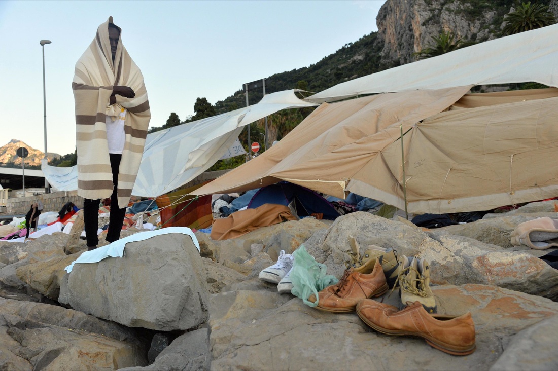 Ventimiglia, sgomberato il presidio dei migranti sugli scogli – Foto Ventimiglia, sgomberato il presidio dei migranti sugli scogli – Foto