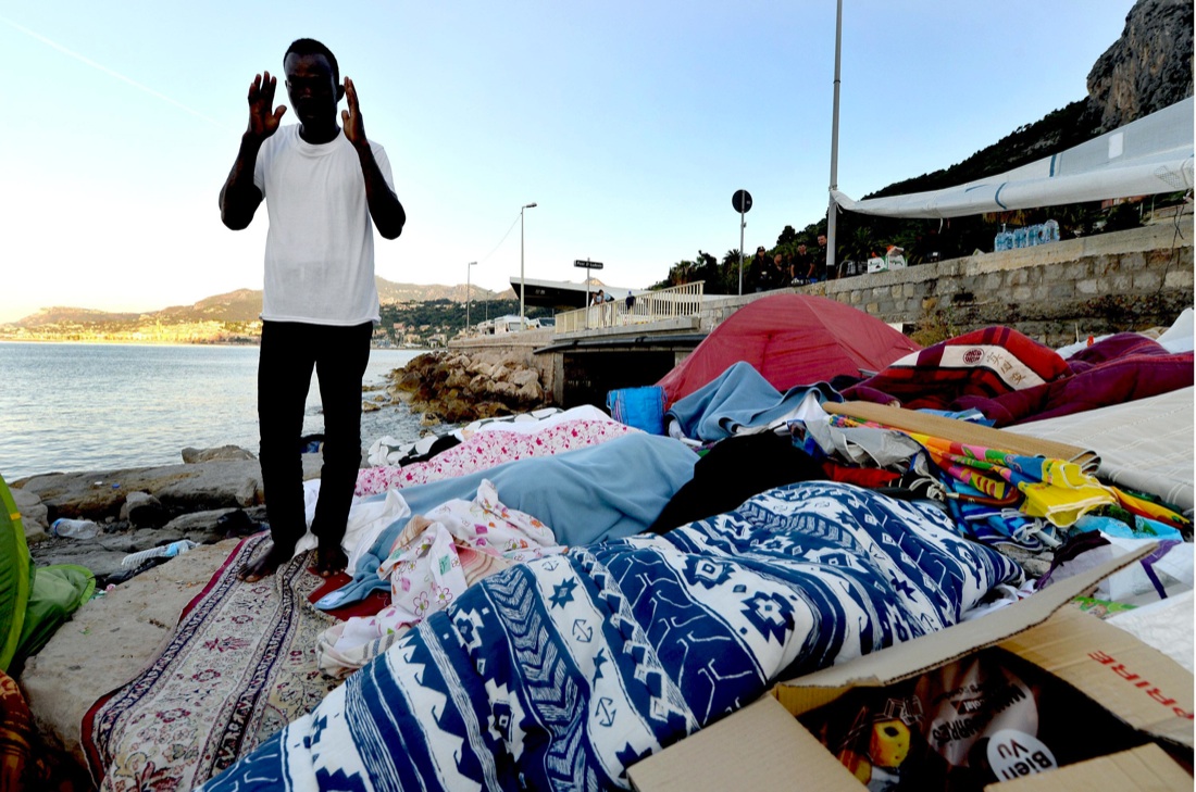 Ventimiglia, sgomberato il presidio dei migranti sugli scogli – Foto Ventimiglia, sgomberato il presidio dei migranti sugli scogli – Foto