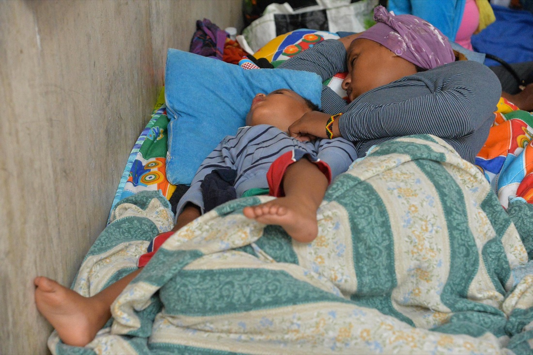 Ventimiglia, sgomberato il presidio dei migranti sugli scogli – Foto Ventimiglia, sgomberato il presidio dei migranti sugli scogli – Foto