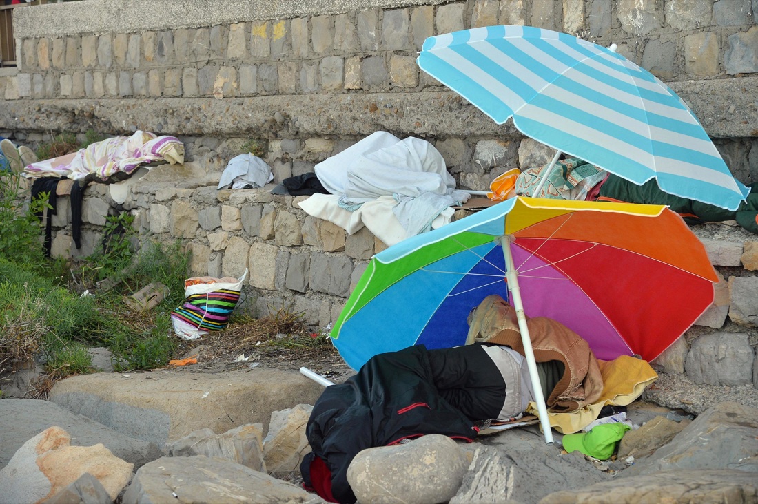 Ventimiglia, sgomberato il presidio dei migranti sugli scogli – Foto Ventimiglia, sgomberato il presidio dei migranti sugli scogli – Foto