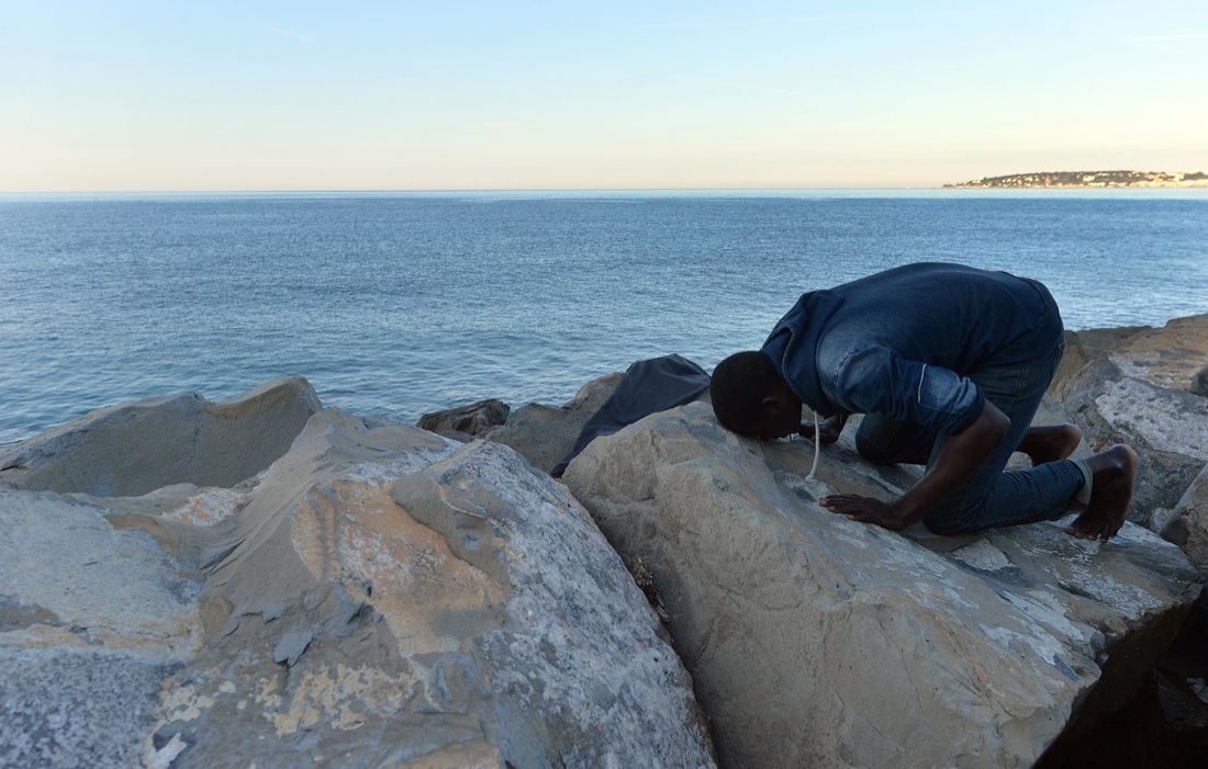 Ventimiglia, sgomberato il presidio dei migranti sugli scogli – Foto Ventimiglia, sgomberato il presidio dei migranti sugli scogli – Foto