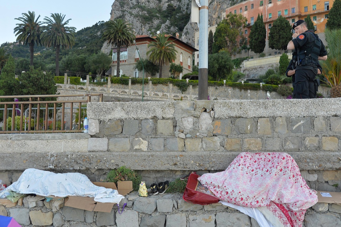 Ventimiglia, sgomberato il presidio dei migranti sugli scogli – Foto Ventimiglia, sgomberato il presidio dei migranti sugli scogli – Foto