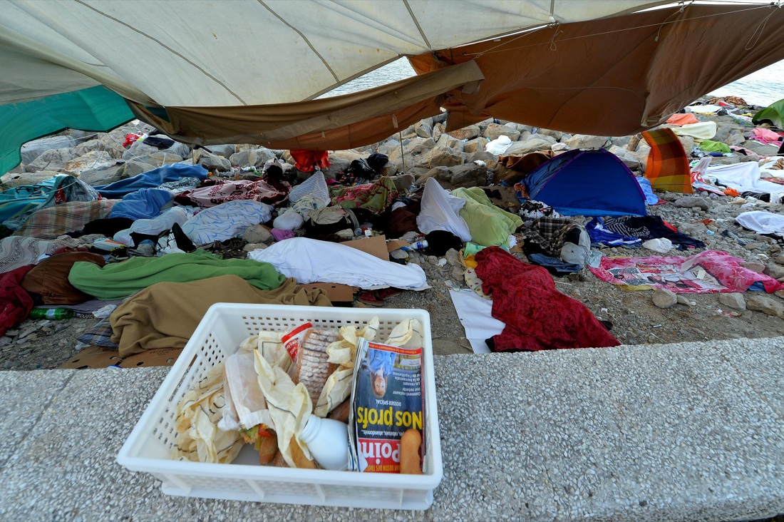 Ventimiglia, sgomberato il presidio dei migranti sugli scogli – Foto Ventimiglia, sgomberato il presidio dei migranti sugli scogli – Foto