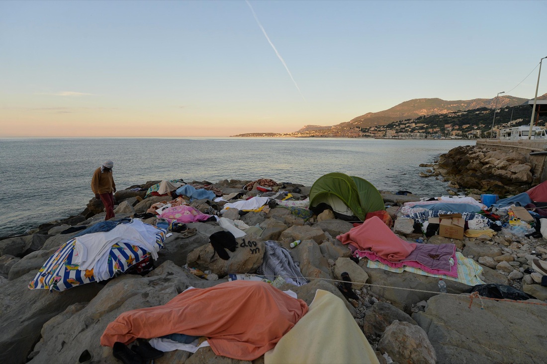 Ventimiglia, sgomberato il presidio dei migranti sugli scogli – Foto Ventimiglia, sgomberato il presidio dei migranti sugli scogli – Foto