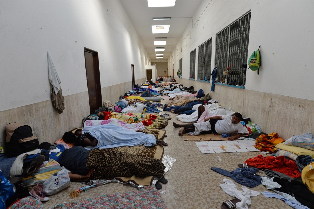 Ventimiglia, sgomberato il presidio dei migranti sugli scogli – Foto Ventimiglia, sgomberato il presidio dei migranti sugli scogli – Foto