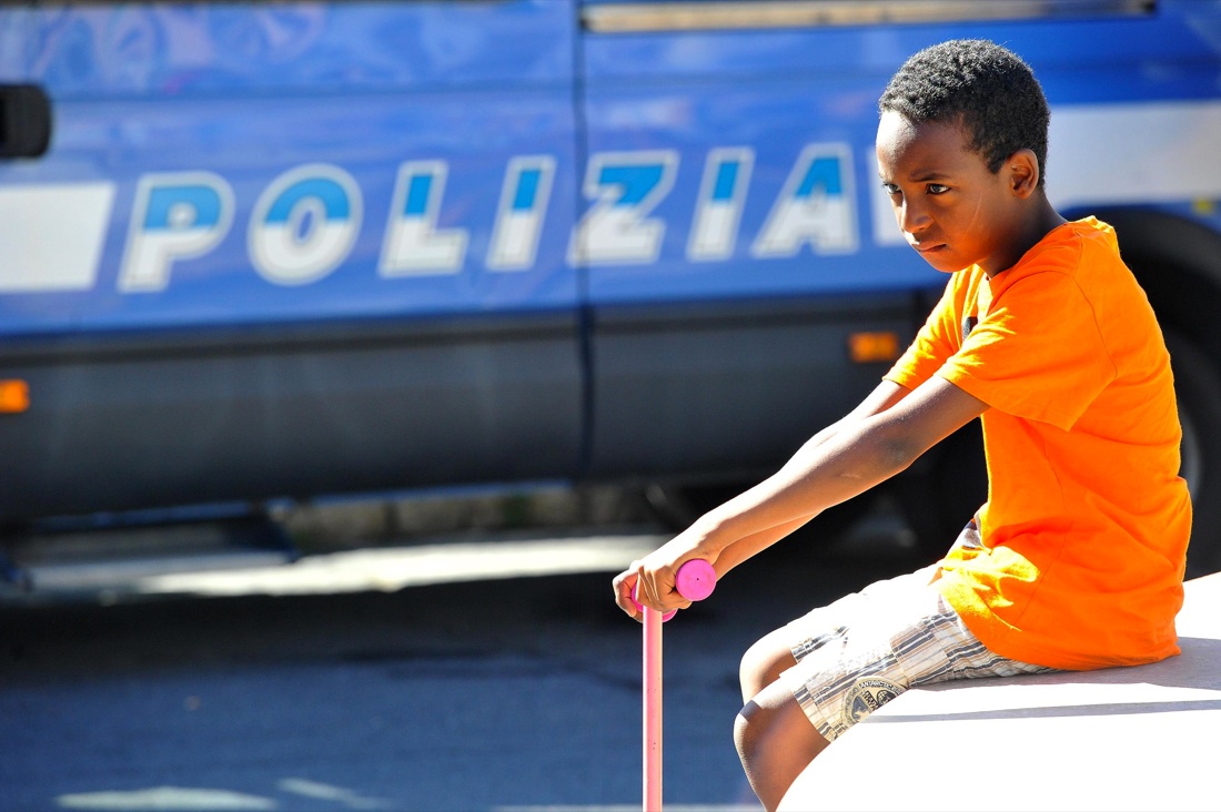 Ventimiglia, sgomberato il presidio dei migranti sugli scogli – Foto Ventimiglia, sgomberato il presidio dei migranti sugli scogli – Foto