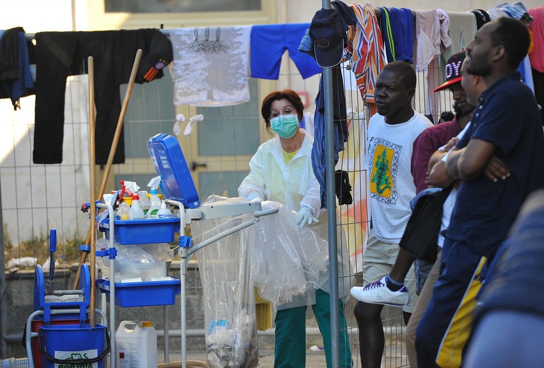 Ventimiglia, sgomberato il presidio dei migranti sugli scogli – Foto Ventimiglia, sgomberato il presidio dei migranti sugli scogli – Foto