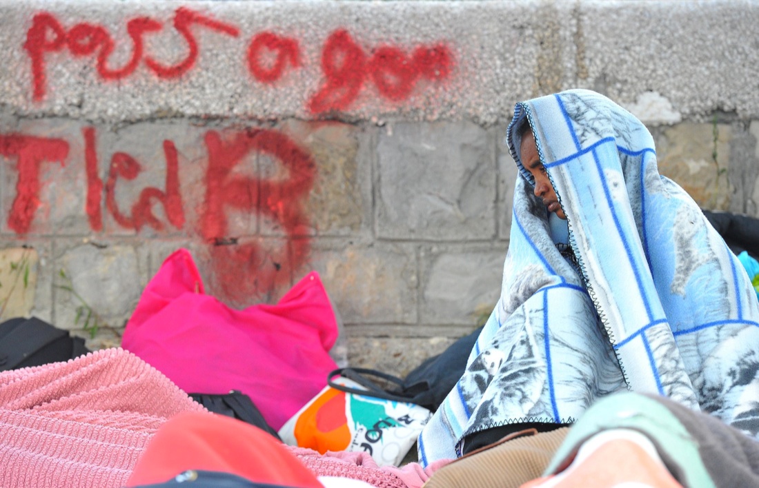 Ventimiglia, sgomberato il presidio dei migranti sugli scogli – Foto Ventimiglia, sgomberato il presidio dei migranti sugli scogli – Foto