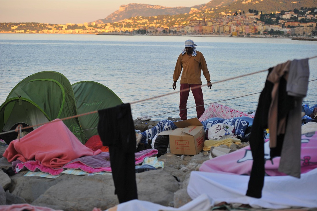 Ventimiglia, sgomberato il presidio dei migranti sugli scogli – Foto Ventimiglia, sgomberato il presidio dei migranti sugli scogli – Foto
