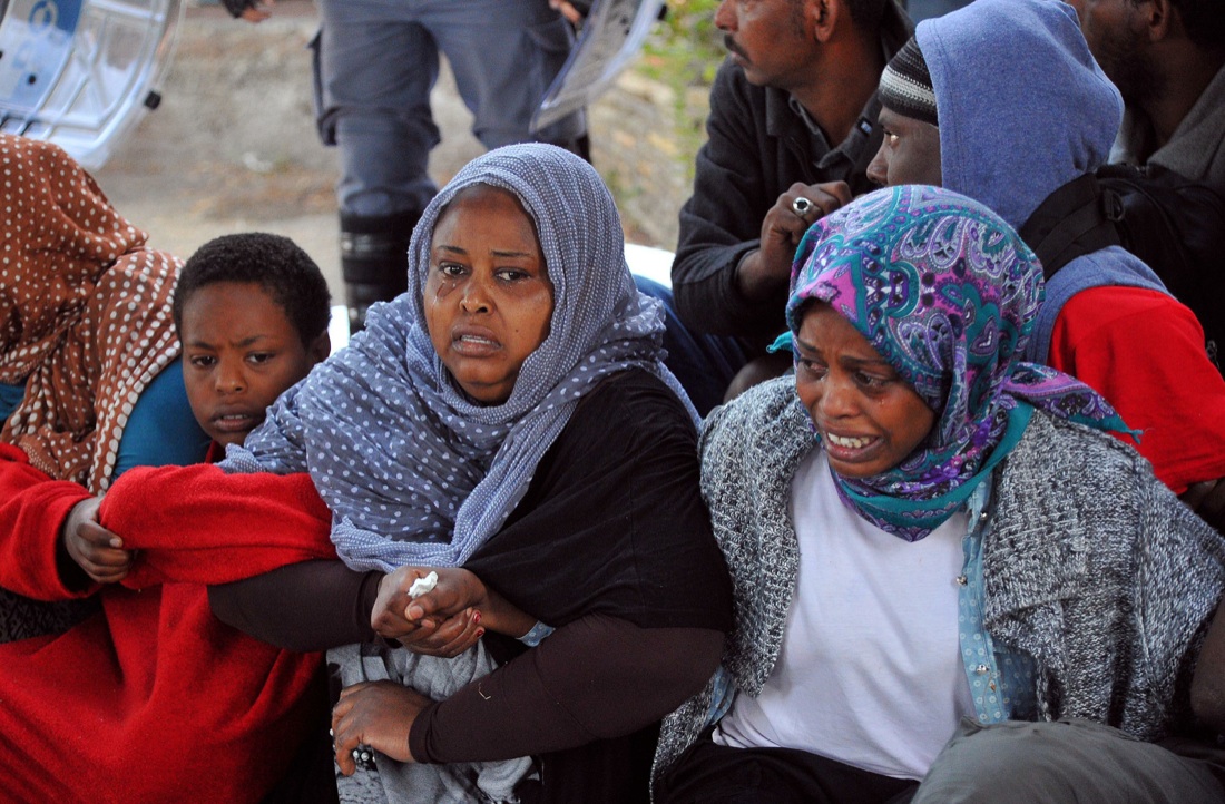Ventimiglia, sgomberato il presidio dei migranti sugli scogli – Foto Ventimiglia, sgomberato il presidio dei migranti sugli scogli – Foto