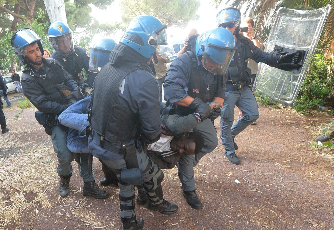 Ventimiglia, sgomberato il presidio dei migranti sugli scogli – Foto Ventimiglia, sgomberato il presidio dei migranti sugli scogli – Foto
