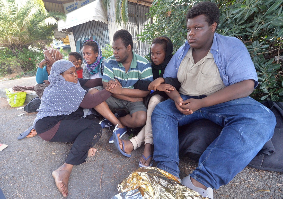 Ventimiglia, sgomberato il presidio dei migranti sugli scogli – Foto Ventimiglia, sgomberato il presidio dei migranti sugli scogli – Foto