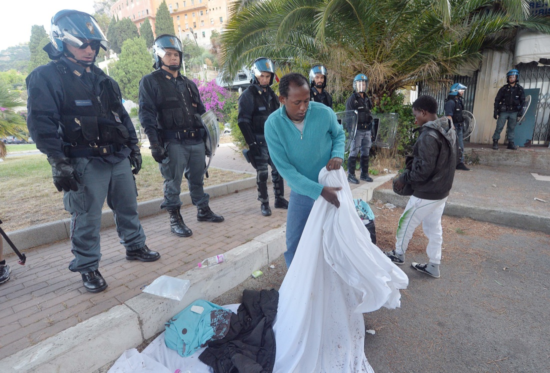Ventimiglia, sgomberato il presidio dei migranti sugli scogli – Foto Ventimiglia, sgomberato il presidio dei migranti sugli scogli – Foto