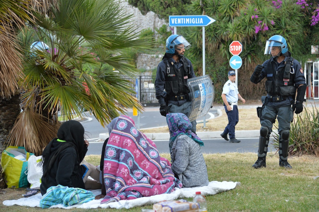 Ventimiglia, sgomberato il presidio dei migranti sugli scogli – Foto Ventimiglia, sgomberato il presidio dei migranti sugli scogli – Foto