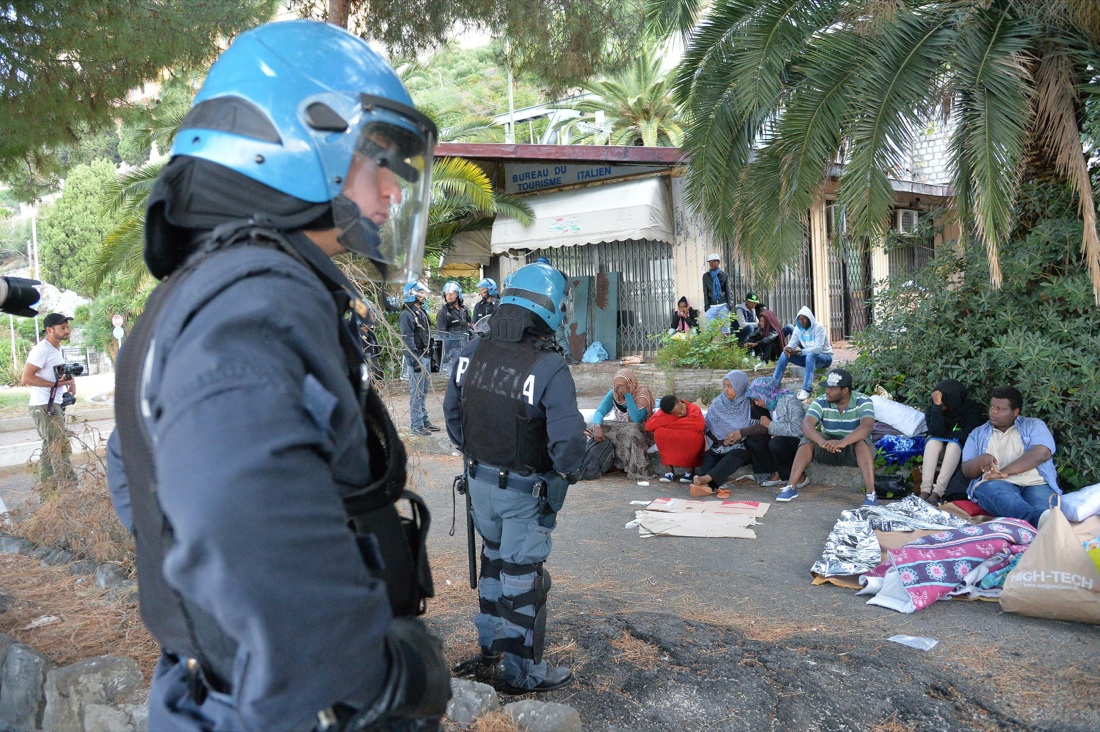 Ventimiglia, sgomberato il presidio dei migranti sugli scogli – Foto Ventimiglia, sgomberato il presidio dei migranti sugli scogli – Foto