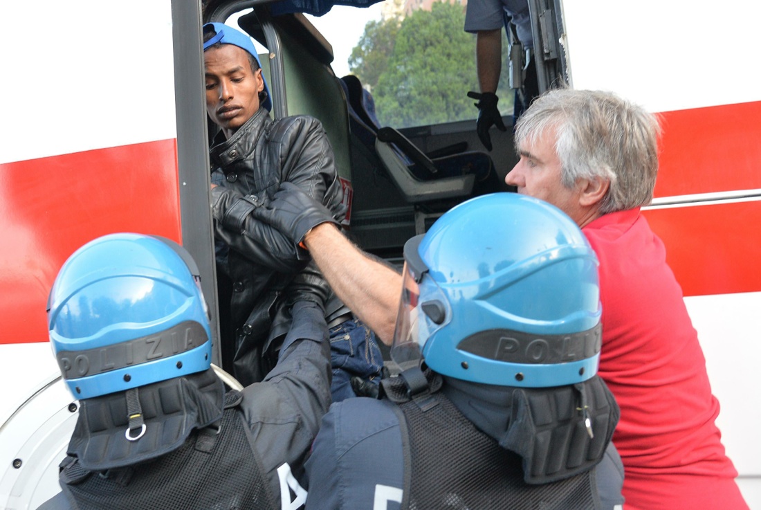 Ventimiglia, sgomberato il presidio dei migranti sugli scogli – Foto Ventimiglia, sgomberato il presidio dei migranti sugli scogli – Foto
