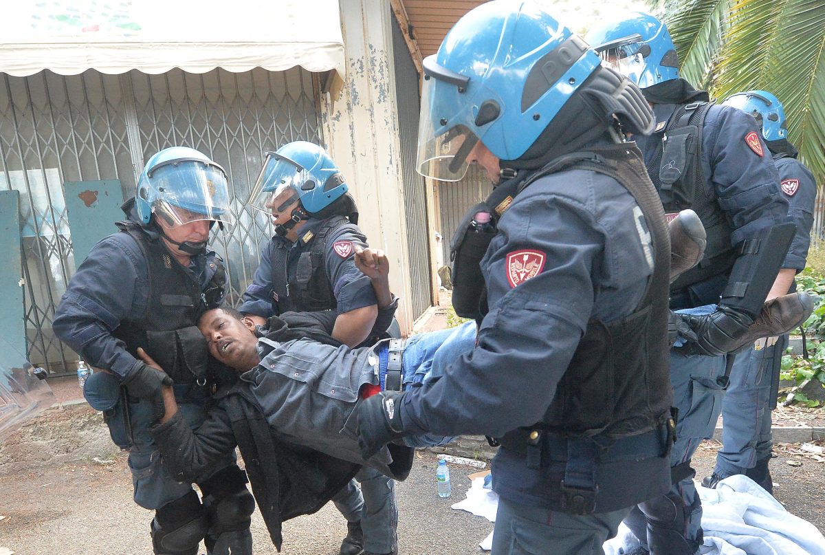 Galleria foto 'Ventimiglia, sgomberato il presidio dei migranti sugli scogli – Foto' - foto 10