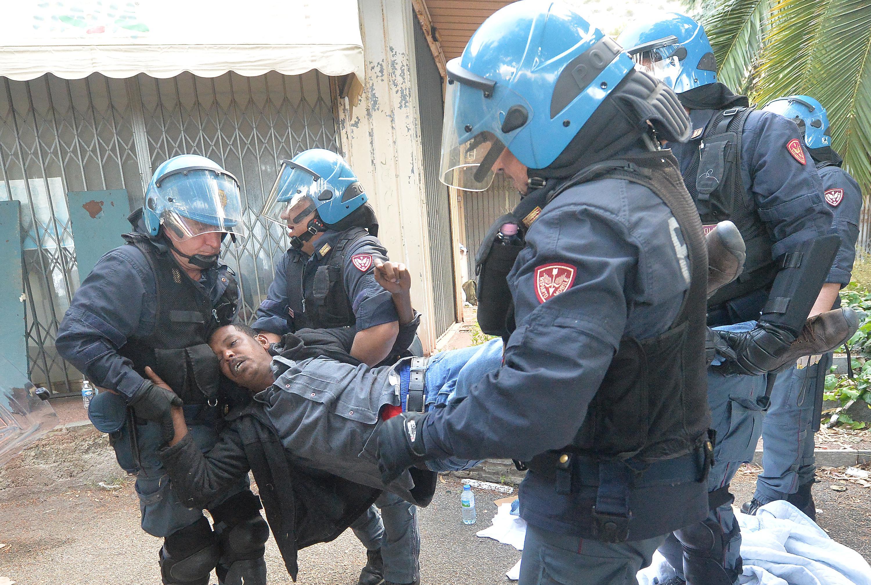 Ventimiglia, sgomberato il presidio dei migranti sugli scogli – Foto Ventimiglia, sgomberato il presidio dei migranti sugli scogli – Foto