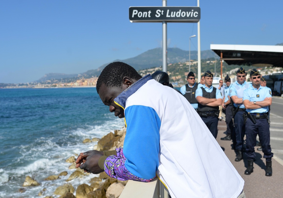 Ventimiglia, sgomberato il presidio dei migranti sugli scogli – Foto Ventimiglia, sgomberato il presidio dei migranti sugli scogli – Foto