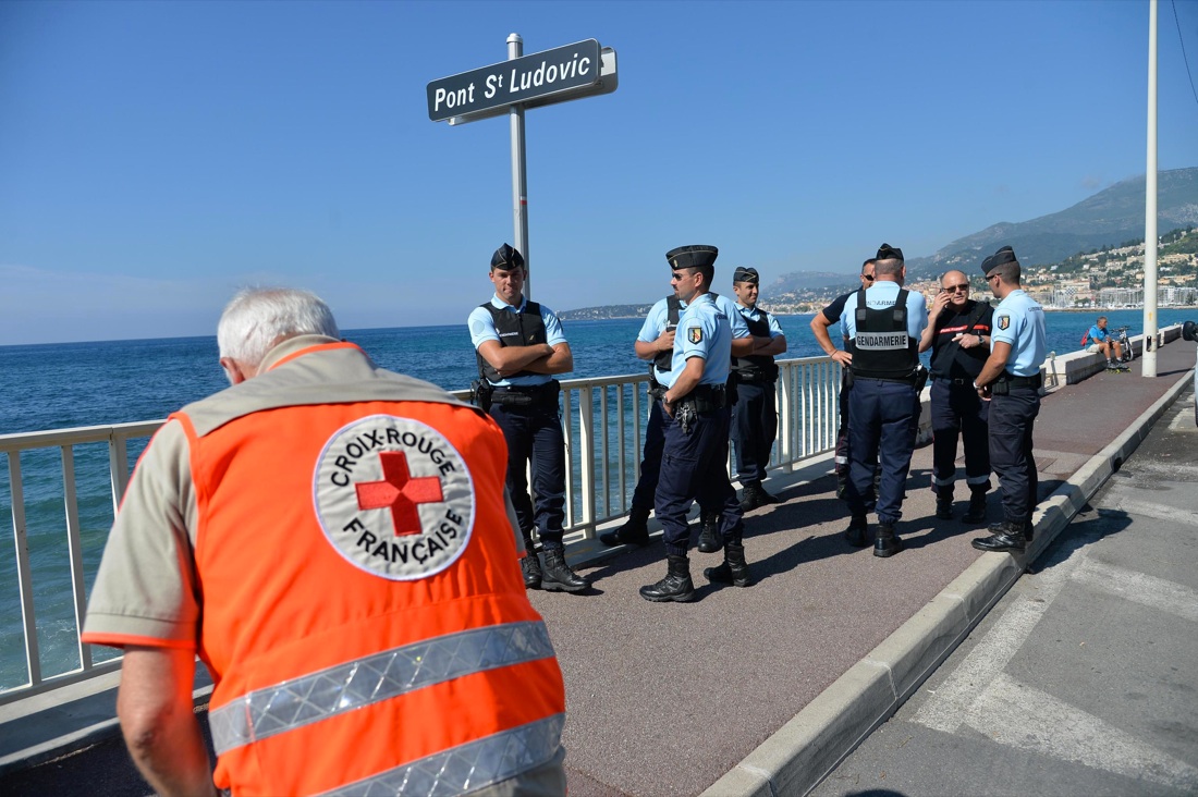 Ventimiglia, sgomberato il presidio dei migranti sugli scogli – Foto Ventimiglia, sgomberato il presidio dei migranti sugli scogli – Foto