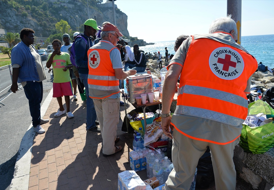 Ventimiglia, sgomberato il presidio dei migranti sugli scogli – Foto Ventimiglia, sgomberato il presidio dei migranti sugli scogli – Foto
