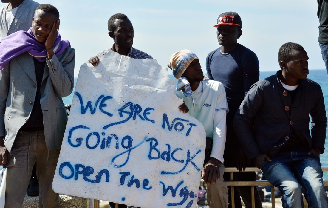 Ventimiglia, sgomberato il presidio dei migranti sugli scogli – Foto Ventimiglia, sgomberato il presidio dei migranti sugli scogli – Foto