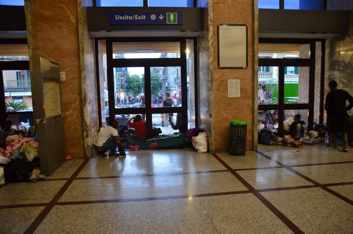 Galleria foto 'Ventimiglia, sgomberato il presidio dei migranti sugli scogli – Foto' - foto 44