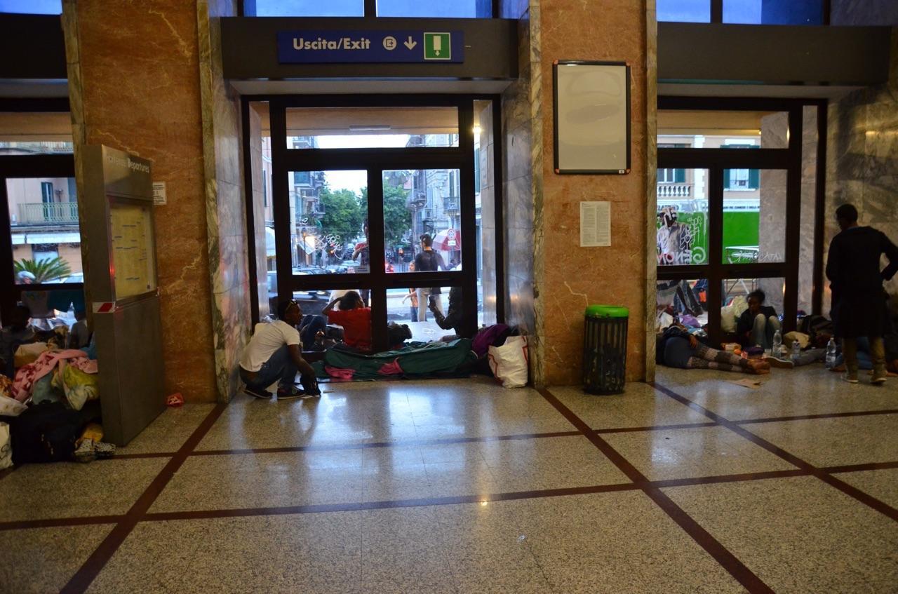 Ventimiglia, sgomberato il presidio dei migranti sugli scogli – Foto Ventimiglia, sgomberato il presidio dei migranti sugli scogli – Foto