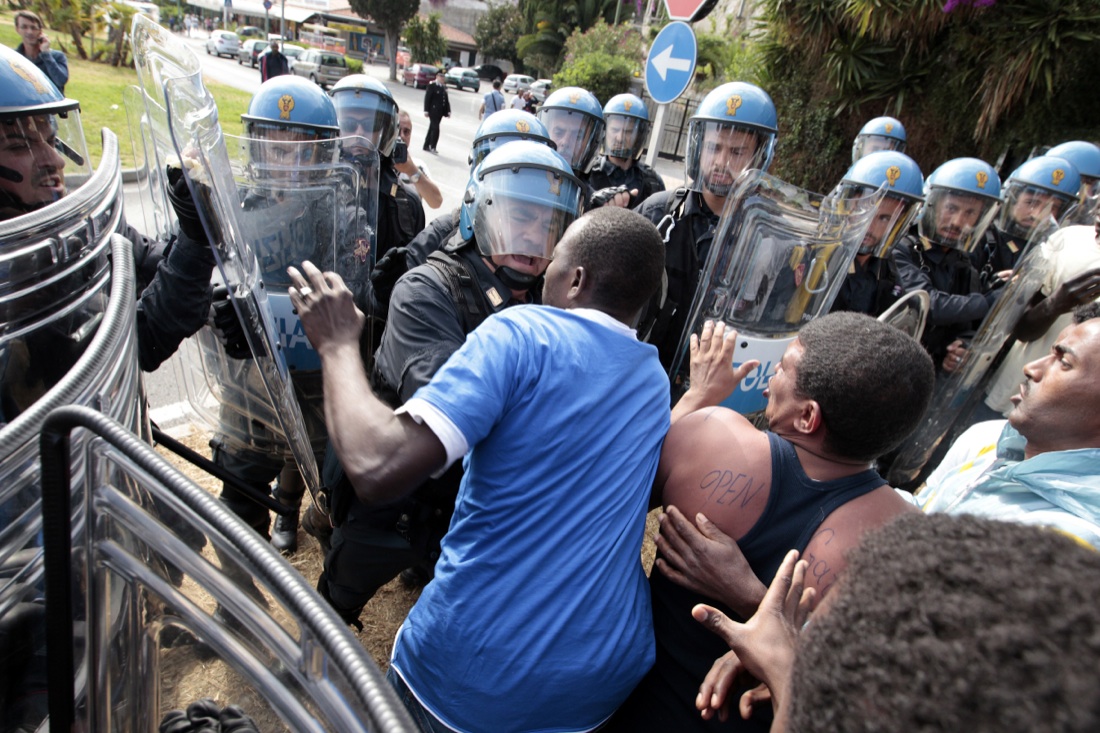 Ventimiglia, sgomberato il presidio dei migranti sugli scogli – Foto Ventimiglia, sgomberato il presidio dei migranti sugli scogli – Foto