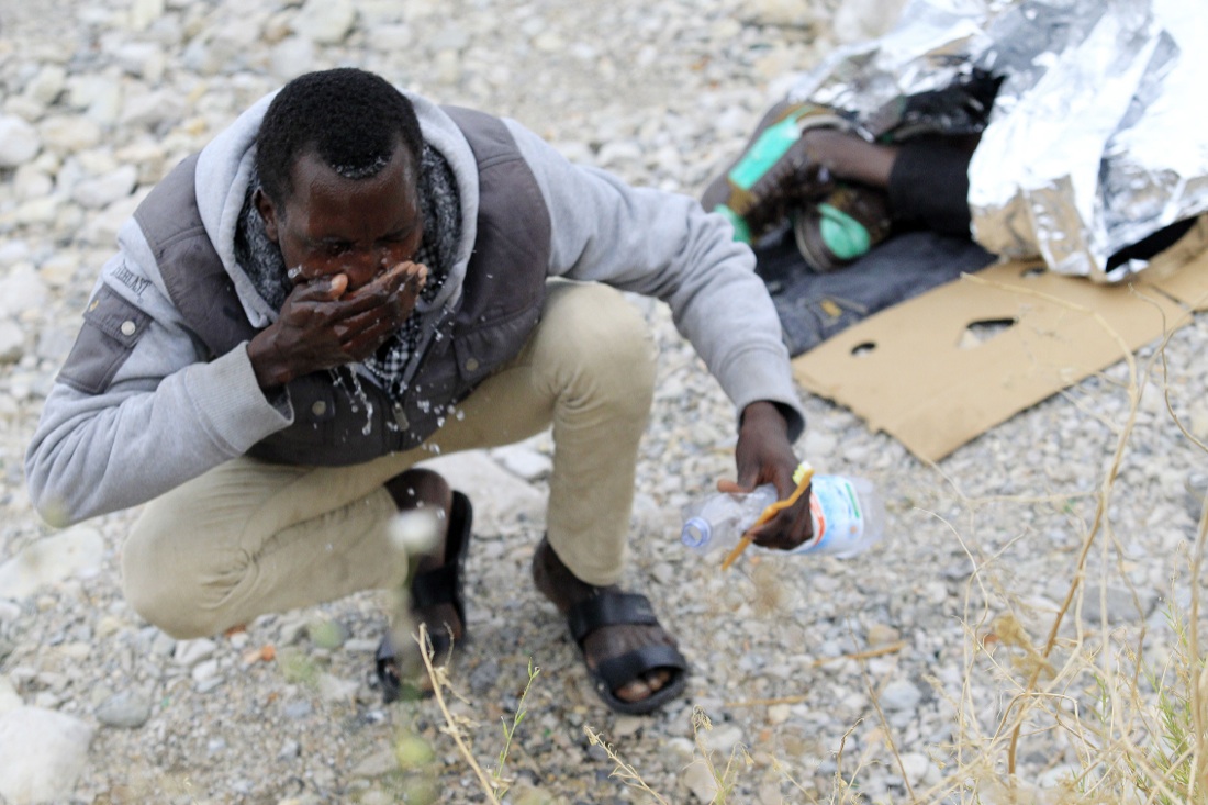 Ventimiglia, sgomberato il presidio dei migranti sugli scogli – Foto Ventimiglia, sgomberato il presidio dei migranti sugli scogli – Foto