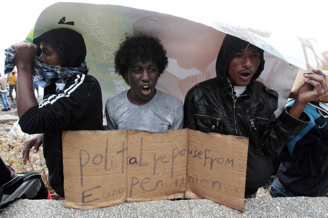 Ventimiglia, sgomberato il presidio dei migranti sugli scogli – Foto Ventimiglia, sgomberato il presidio dei migranti sugli scogli – Foto