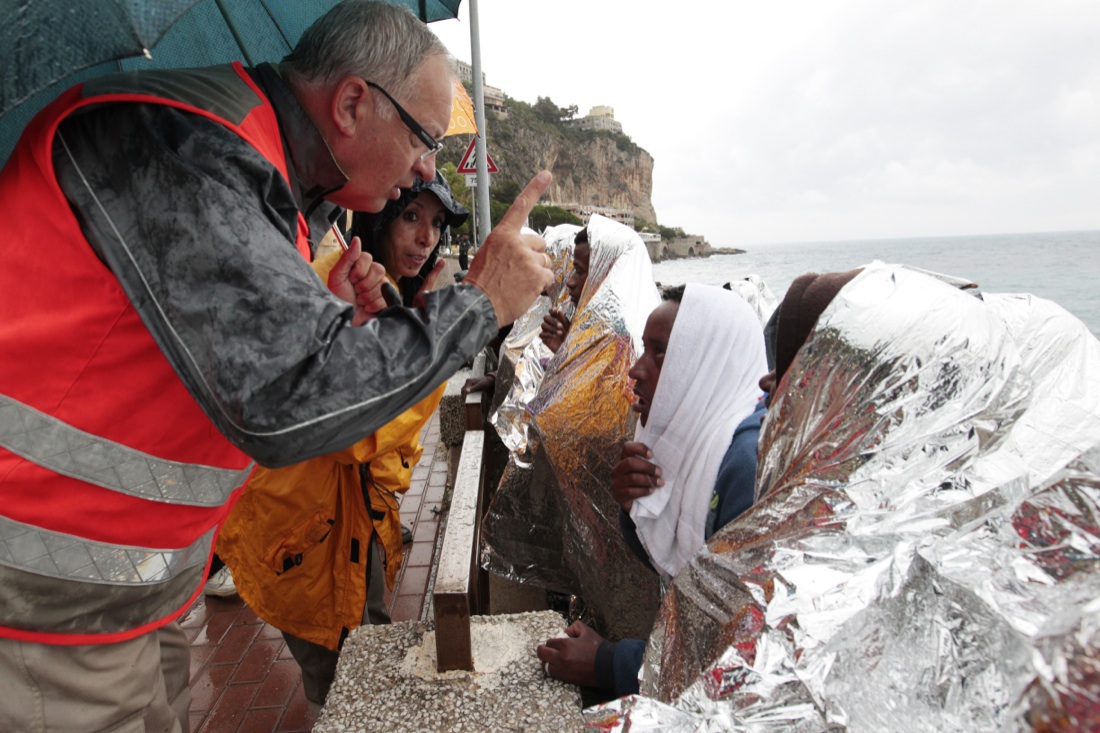 Ventimiglia, sgomberato il presidio dei migranti sugli scogli – Foto Ventimiglia, sgomberato il presidio dei migranti sugli scogli – Foto