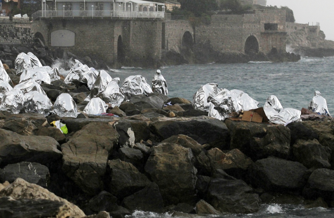 Ventimiglia, sgomberato il presidio dei migranti sugli scogli – Foto Ventimiglia, sgomberato il presidio dei migranti sugli scogli – Foto