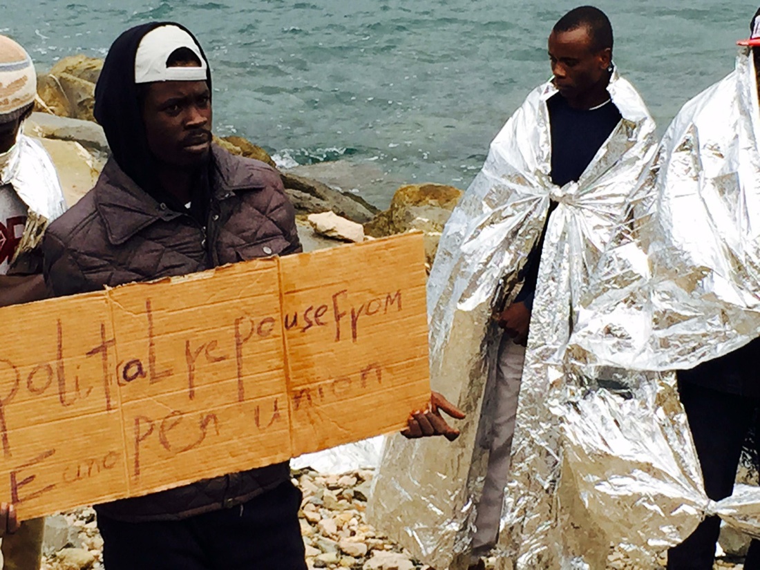 Ventimiglia, sgomberato il presidio dei migranti sugli scogli – Foto Ventimiglia, sgomberato il presidio dei migranti sugli scogli – Foto