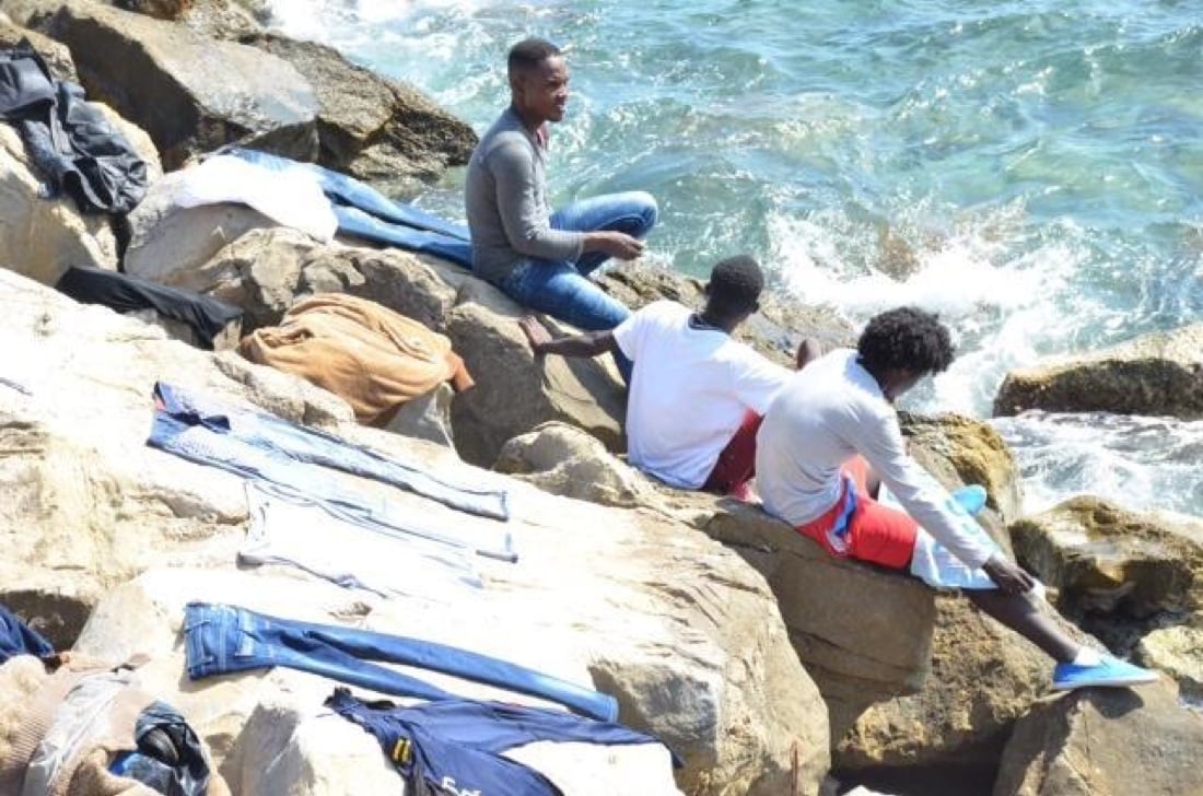 Ventimiglia, sgomberato il presidio dei migranti sugli scogli – Foto Ventimiglia, sgomberato il presidio dei migranti sugli scogli – Foto