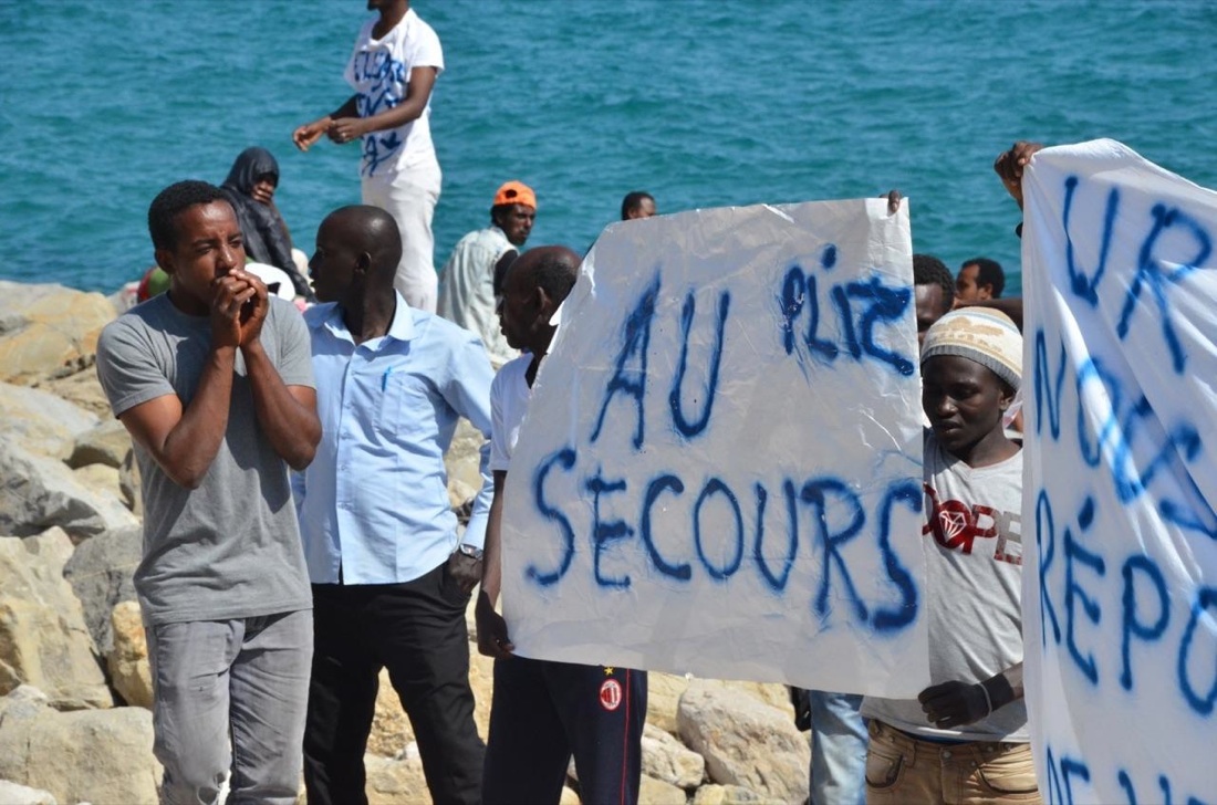 Ventimiglia, sgomberato il presidio dei migranti sugli scogli – Foto Ventimiglia, sgomberato il presidio dei migranti sugli scogli – Foto