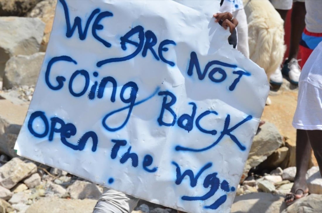 Ventimiglia, sgomberato il presidio dei migranti sugli scogli – Foto Ventimiglia, sgomberato il presidio dei migranti sugli scogli – Foto