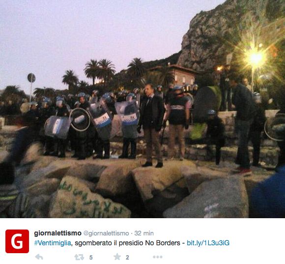 Ventimiglia, sgomberato il presidio dei migranti sugli scogli – Foto Ventimiglia, sgomberato il presidio dei migranti sugli scogli – Foto