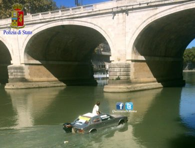 In auto sul Tevere, bloccato dalla polizia di Roma