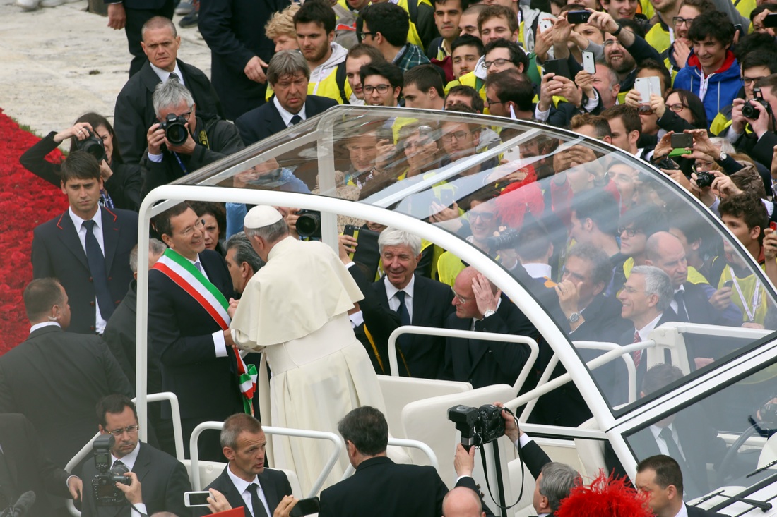 Il Papa smentisce Marino: le ragioni di un gesto clamoroso