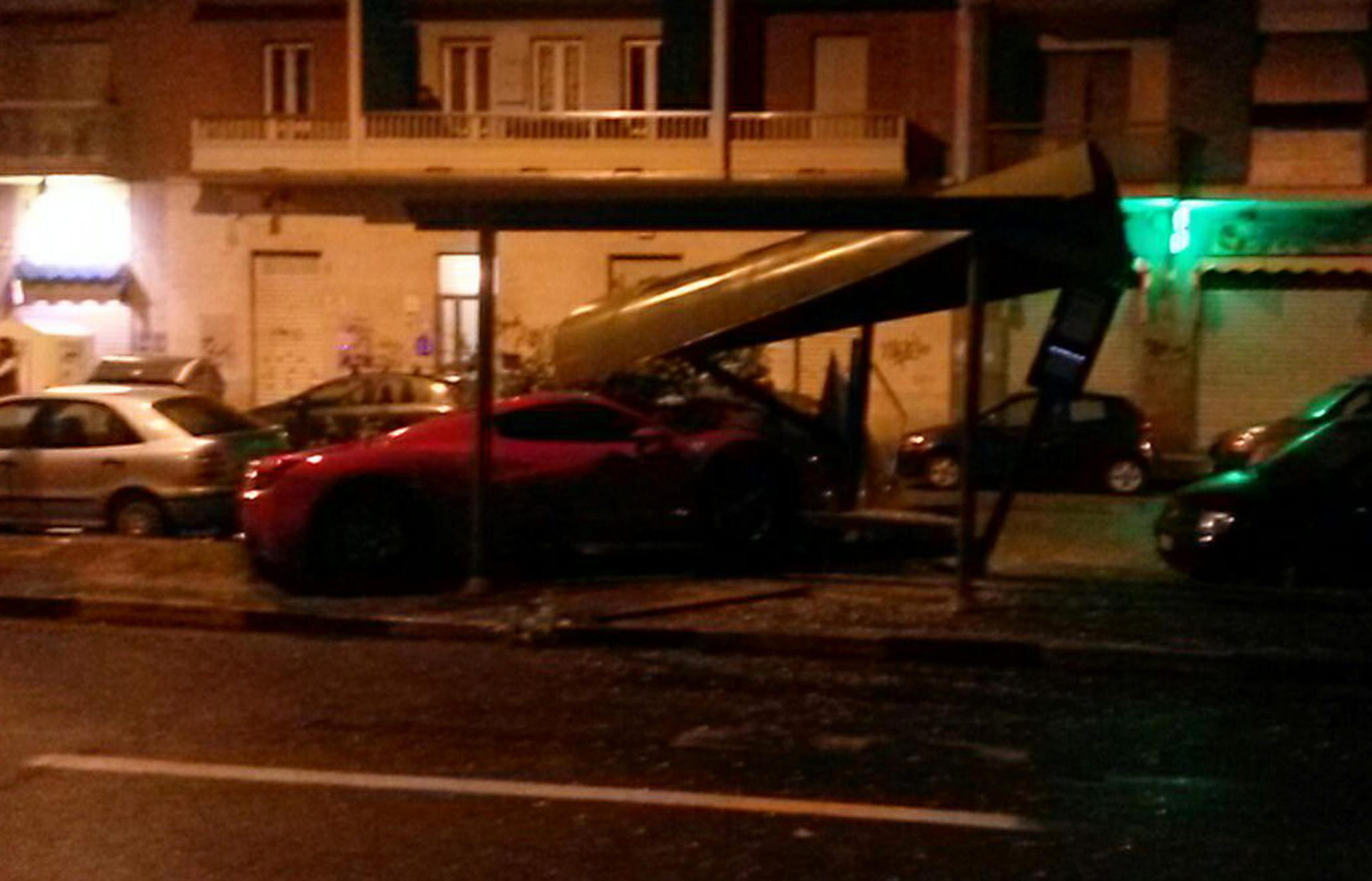 Caceres si schianta con la Ferrari: patente ritirata e la Juve lo mette fuori rosa Caceres si schianta con la Ferrari: patente ritirata e la Juve lo mette fuori rosa