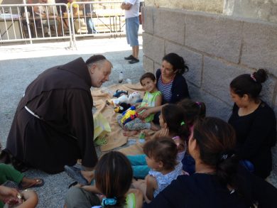 Il coraggio di padre Luke nella Rodi assalita dai profughi