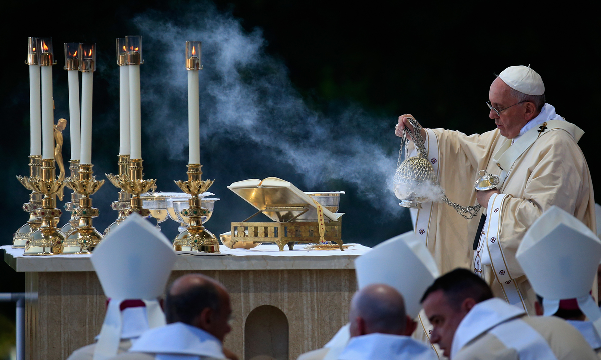 Papa Francesco, il giallo delle frasi “tagliate”